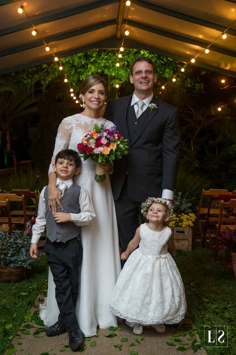 noivos-posando-com-filhos'