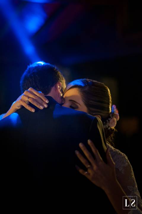 noivos-se-abraçando'