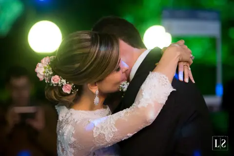 noivos-se-abraçando'