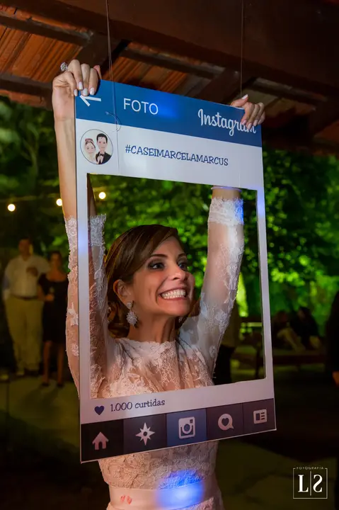 noiva-brincando-com-moldura-instagram'