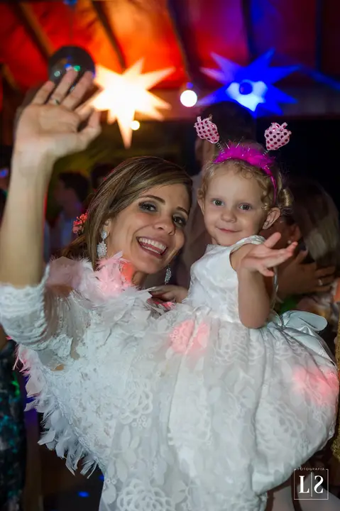 noiva-com-filha-dando-tchau'