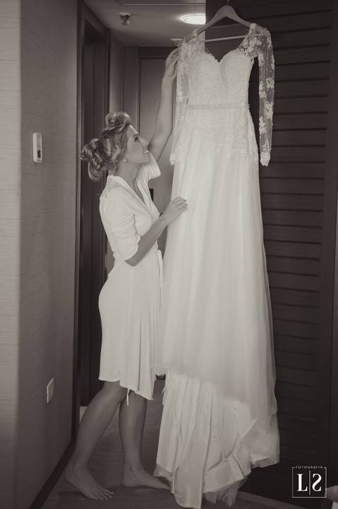 noiva-segurando-seu-vestido'