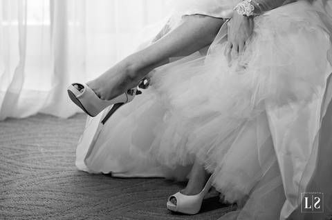noiva-mostrando-pernas-e-pes'