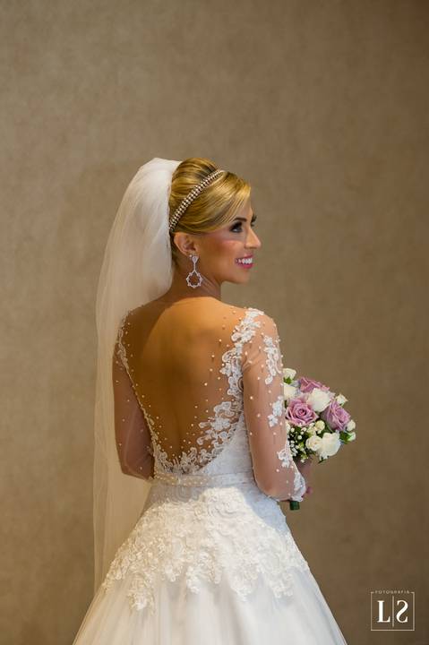 pose-da-noiva-de-costas-com-buque'