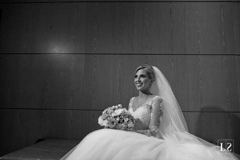 pose-da-noiva-sentada-com-buque'