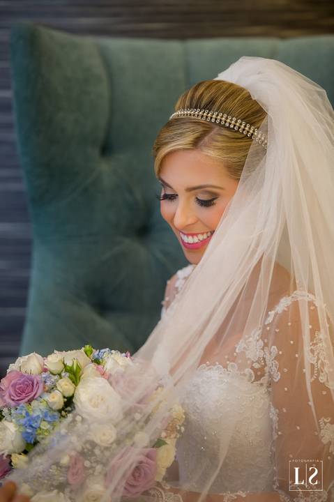 pose-da-noiva-sentada-com-buque'