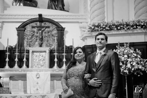 noivo-aguardando-a-noiva-no-altar'