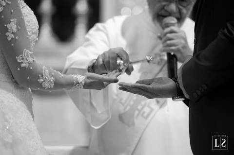 padre-abençoando-as-alianças'