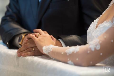 noivos-de-maos-dadas'