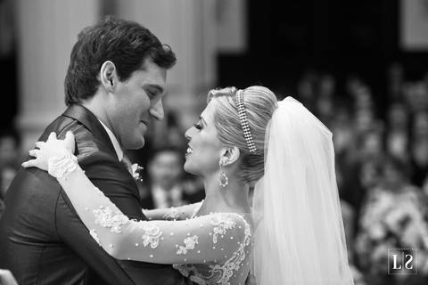 noivos-se-abraçando'