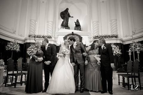 noivos-e-pais-se-beijando'