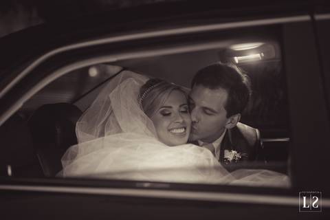 noivos-se-abraçando-dentro-do-carro'