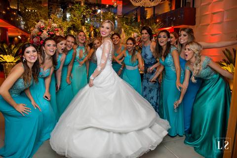 noiva-junto-com-as-madrinhas-de-azul'