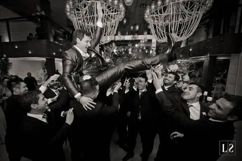 noivo-sendo-carregado-pelos-padrinhos'