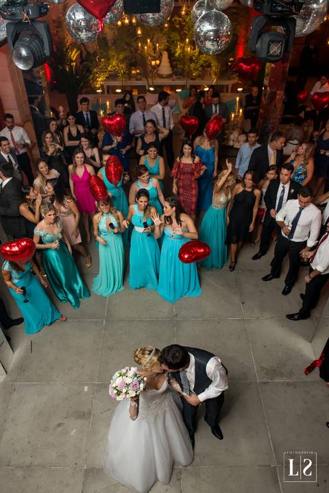 noivos-se-beijando-na-pista-de-dança'