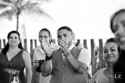 noivo-no-altar-emocionado'