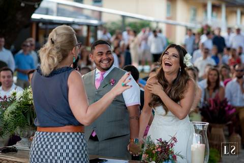 noivos-no-altar-sorrindo'