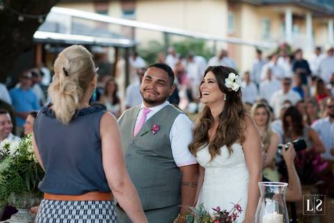 noivos-no-altar-sorrindo'