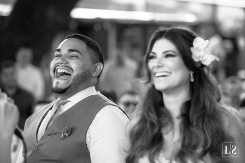 noivos-no-altar-sorrindo'