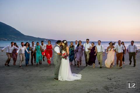 noivos-na-praia-se-beijando'