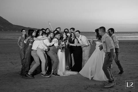 noivos-na-praia-com-padrinhos'