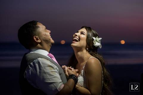 noivos-na-praia-sorrindo'