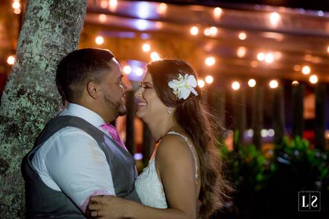 noivos-se-abraçando'