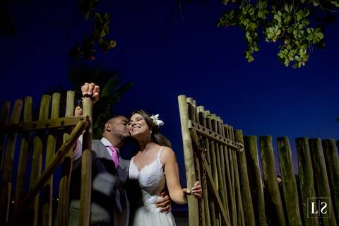 noivos-se-beijando-no-portao'