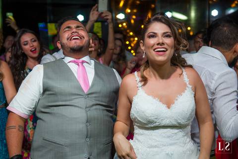 noivos-dançando-na-pista'