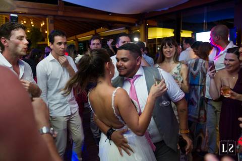 noivos-dançando-na-pista'