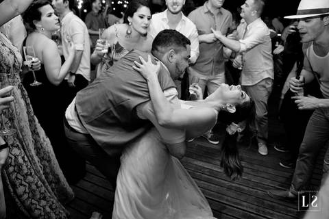 noivos-dançando-na-pista'