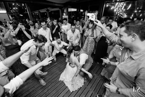 noivos-dançando-na-pista'