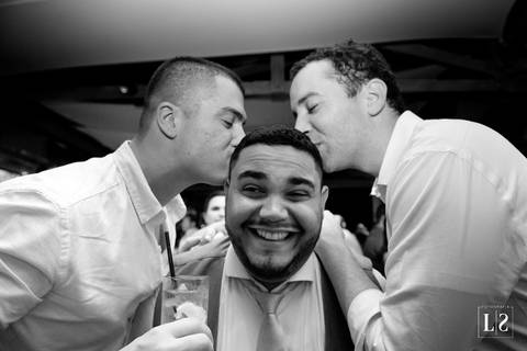 noivo-dançando-com-amigos'