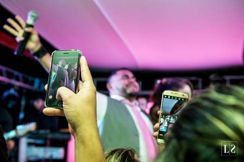 convidados-casamento-tirando-foto-celular'