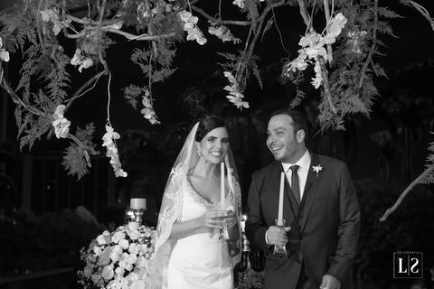 noivos-com-vela-na-mao'