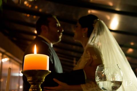 noivos-se-abraçando'