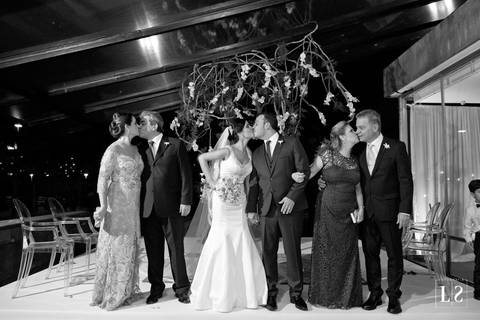 noivos-e-pais-se-beijando'