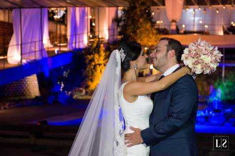 noivos-se-abraçando-no-mam-rj'