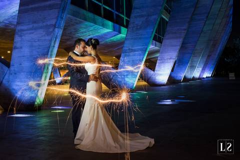 noivos-se-abraçando-no-mam-rj'