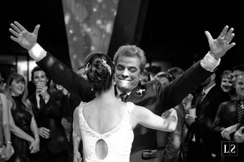 noiva-e-pai-se-abraçando'