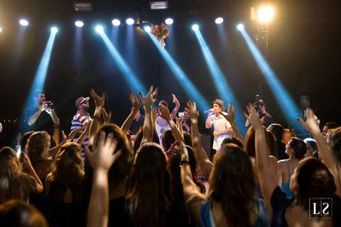 noiva-jogando-o-buque'