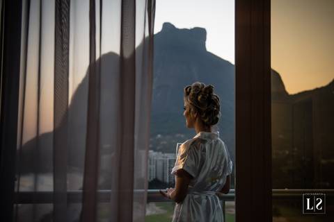 noiva-olhando-na-janela'