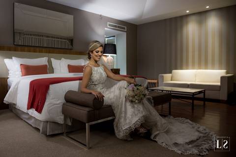 noiva-posando-no-quarto-do-hotel'
