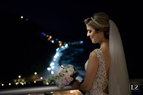 noiva-posando-na-varanda-com-vista'