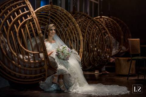 noiva-sentada-em-cadeira-de-vime'