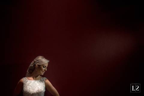 noiva-posando-com-fundo-vermelho'