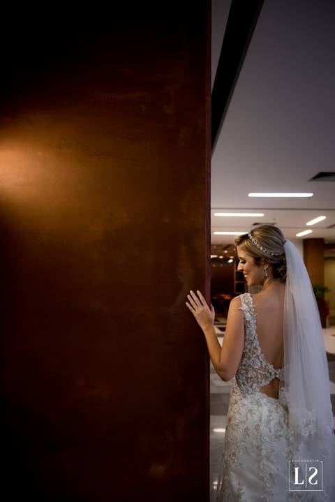 noiva-posando-de-costas-com-detalhes-vestido'