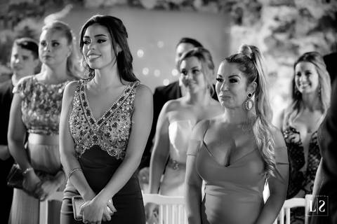 amigas-vendo-entrada-da-noiva'