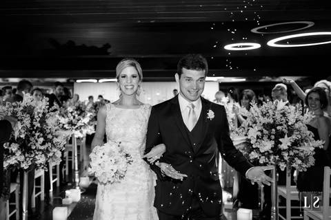 noivos-saindo-da-cerimonia'