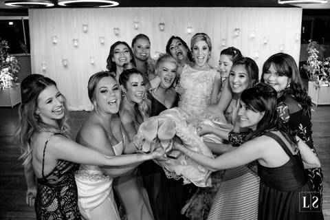 amigas-carregando-a-noiva'